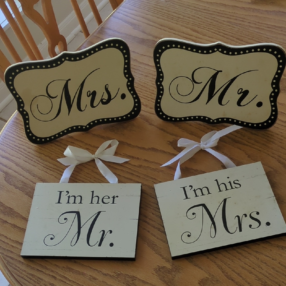 Mr. and Mrs. Decorative Signs Set NEW